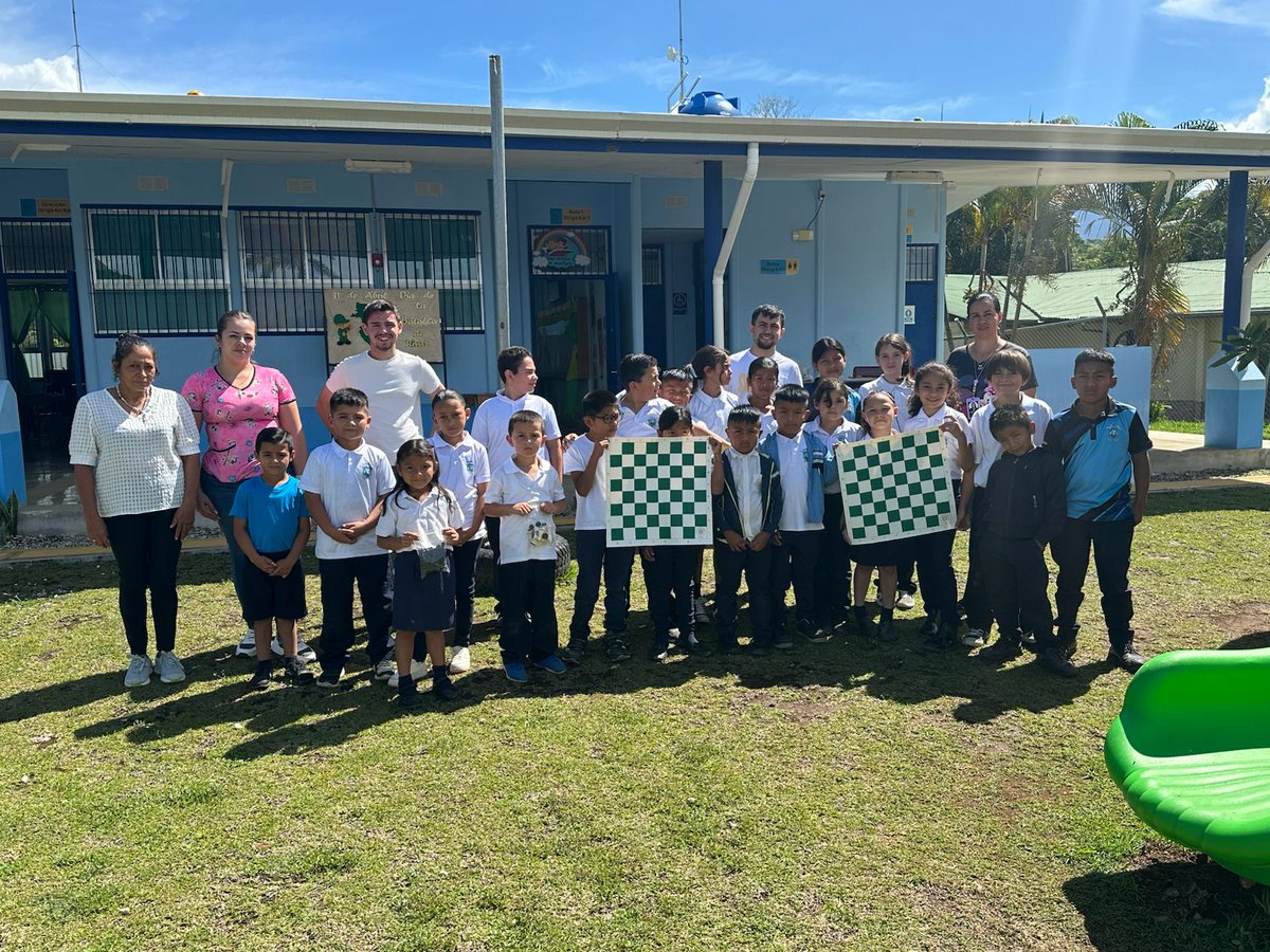 🎉♟️ ¡Seguimos en la ruta de entrega! ♟️🎉
Gracias a la generosa donación de The Gift of Chess, hemos llevado juegos de ajedrez a la Escuela Aguas Calientes en Pittier de Coto Brus provincia de Puntarenas, apoyando al Club Escolar en su propósito tanto recreativo como deportivo.