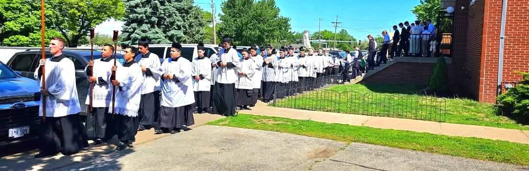 FrCarlosBorja's tweet image. Rosary procession from earlier today in honor of Our Lady of Fatima.
In Fatima's cove on the thirteenth of May; the Virgin Maria appeared at mid-day.
Ave, Ave, Ave Maria! Ave, Ave, Ave Maria!
‐------------------------
Our Lady of Fatima, pray for us!