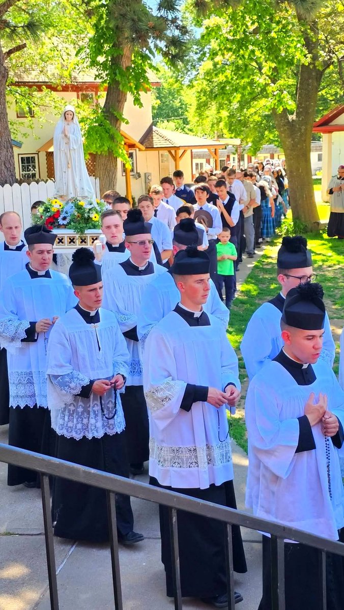 FrCarlosBorja's tweet image. Rosary procession from earlier today in honor of Our Lady of Fatima.
In Fatima's cove on the thirteenth of May; the Virgin Maria appeared at mid-day.
Ave, Ave, Ave Maria! Ave, Ave, Ave Maria!
‐------------------------
Our Lady of Fatima, pray for us!