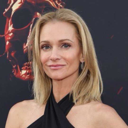 “she doesn’t age” yes she does!! and it’s sexy as fuck!!!!