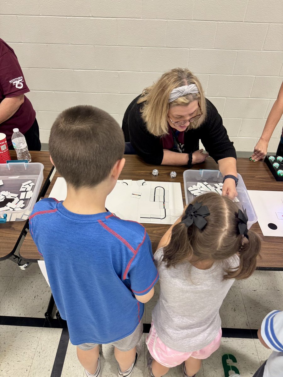 STEAM Night at <a href="/NISDEvers/">@NISDEvers</a> 🧠🤖