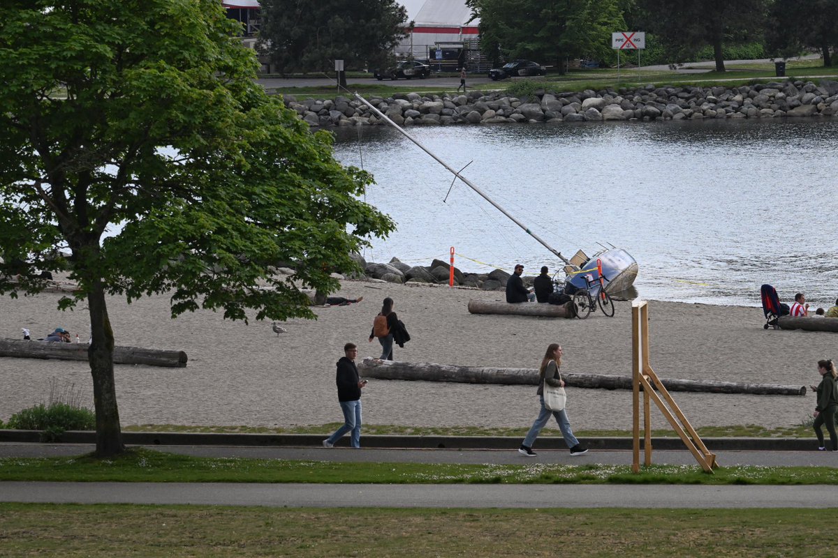 MarksGonePublic's tweet photo. Another year, another sailboat washed up on English Bay. This one might add to the city’s tab, which can range from $5,000 to $75,000 to remove abandoned boats. 🌊⛵ #Vancouver #BeachedBoat #CityCosts https://t.co/IzT8erfGHw