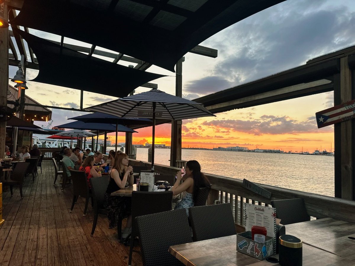 Tonight's sunset courtesy of Shelby G... at Rusty's at the Port!! 😎👍🌅🚢🌴🍹#sunsethour #sunsets #nightshift #portlife #decklife #rustysseafood #portcanaveral