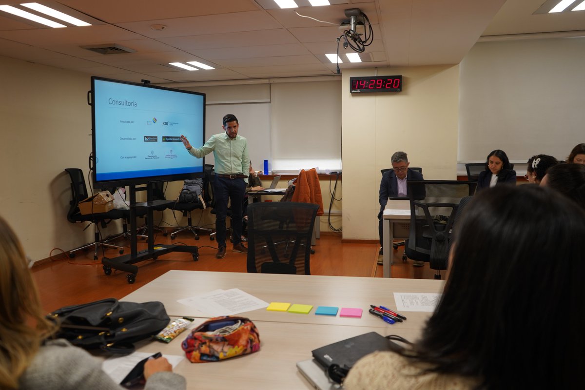 INMdeColombia's tweet image. #Hoy en el instituto realizamos un #focusgroup y taller para recoger insumos que aporten a la formulación de una #PolíticaPública que impulse la #TransformaciónDigital en #Metrología, ejercicio que se desarrolla bajo el marco del proyecto de #Cooperación técnica con #Corea.