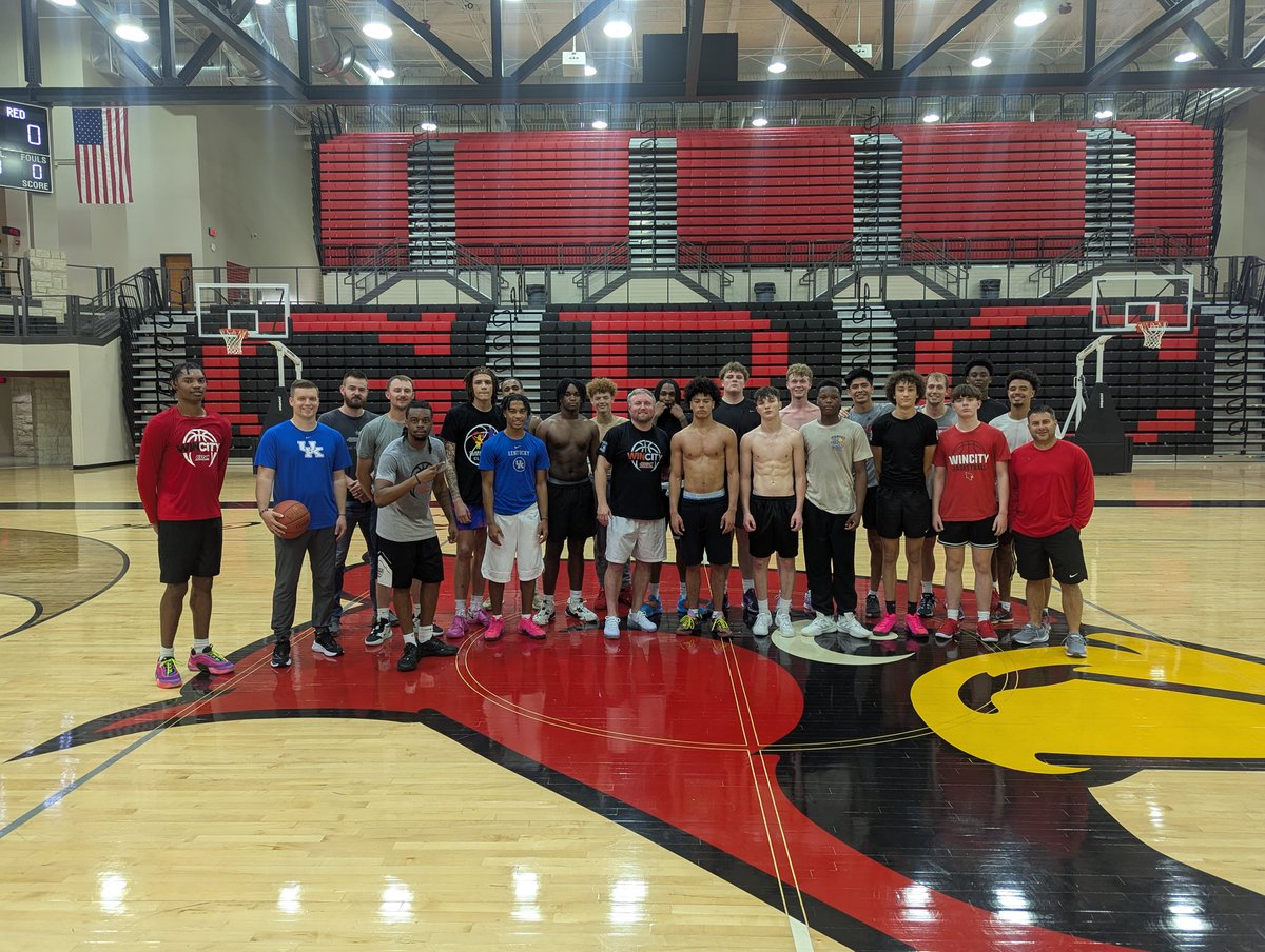 Past meets future. 5 on 5 runs tonight <a href="/WinCity_BBall/">GRC Basketball</a> ! #Family