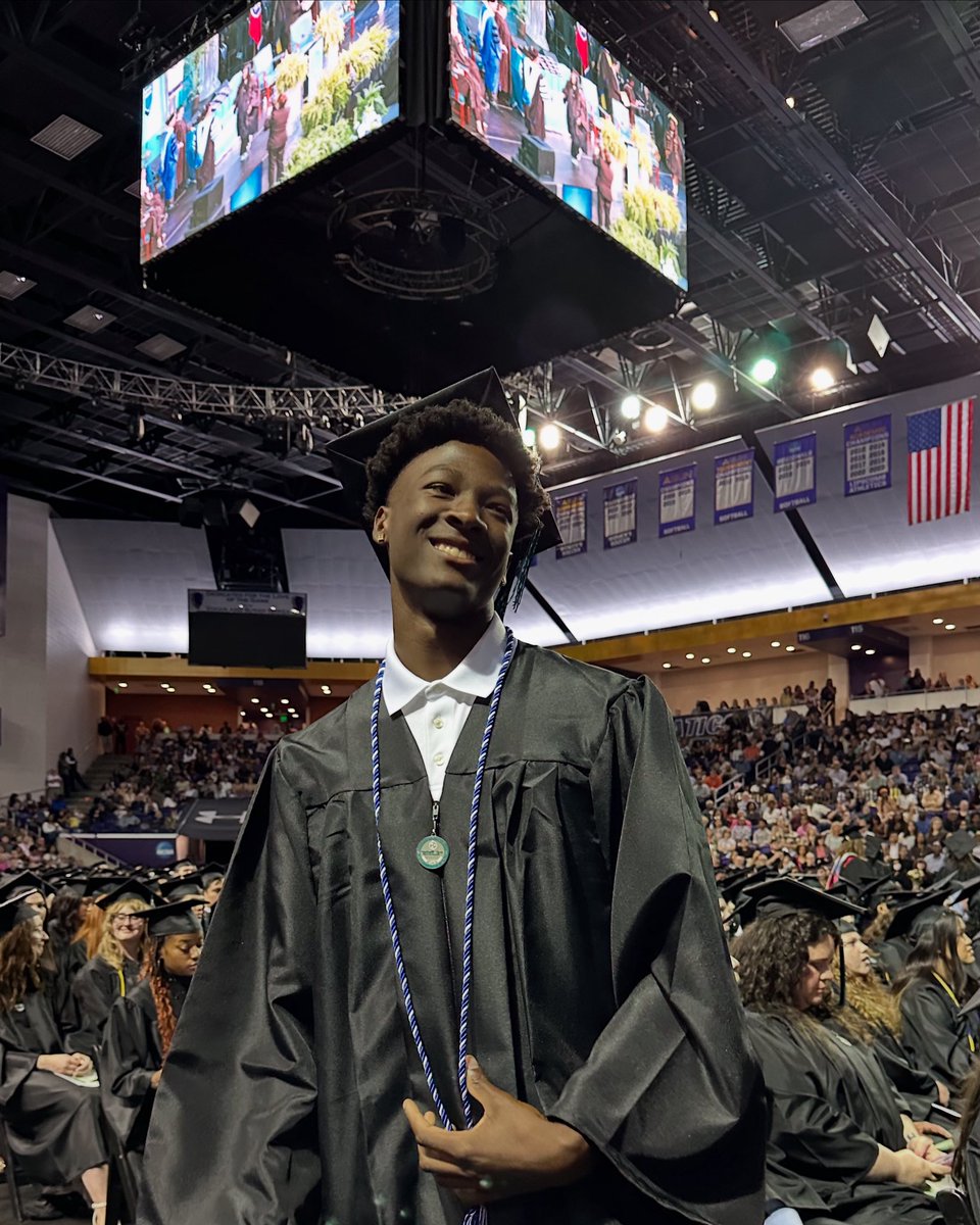32 Ss from our C/O 2025 (our 4th cohort!) earned their ASSOCIATE DEGREE 🎓from <a href="/NashvilleState/">Nashville State Community College</a> tonight. Your hard (&amp; heart!) work is astonishing. See you at your HS graduation this Friday (5/16). 💚🤍#ECHSLevelUp #HSDualEnrollment @metroschools <a href="/freddieoconnell/">Freddie O’Connell</a>