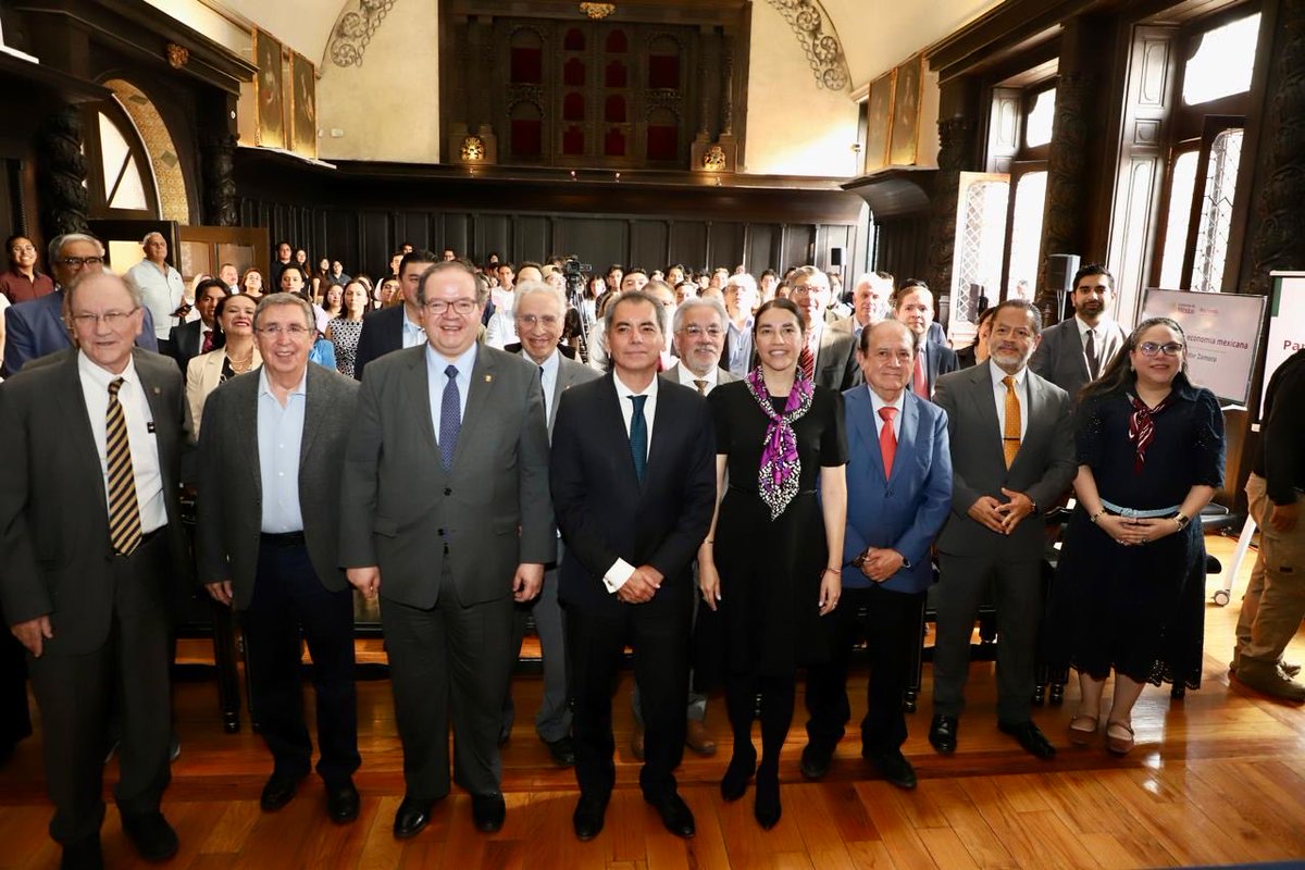 El secretario de Hacienda, Édgar Amador, inauguró la Cátedra SHCP-Facultad de Economía de la <a href="/UNAM_MX/">UNAM</a> "Panorama Económico de México, Crecimiento y Retos Estructurales", con el rector Leonardo Lomelí, en el Palacio de la Autonomía.