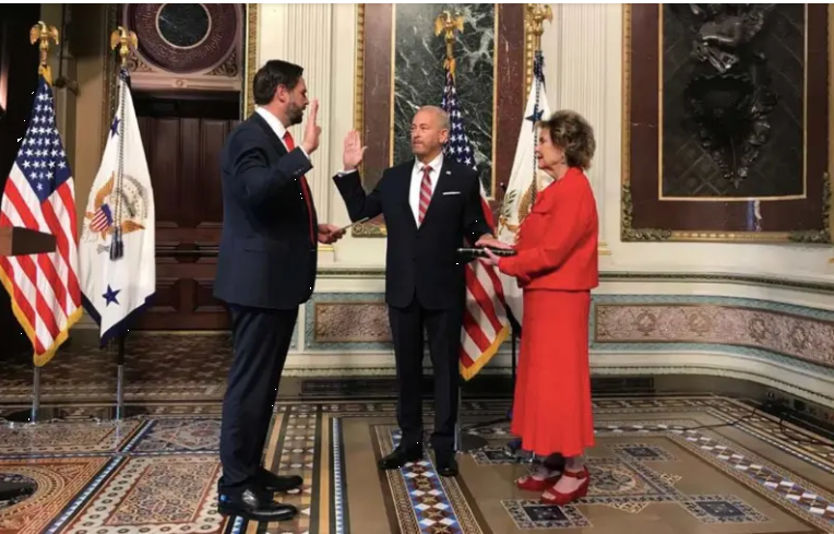 #Quitarrisas a la vista

Ron Johnson, ex agente de la CIA y ex boina verde, rindió protesta como embajador de Estados Unidos en México. 

Llegará a nuestro país en los próximos días. Por cierto, estrenará embajada, construida cerca de la #SEDENA y frente a un cuartel de la GN.