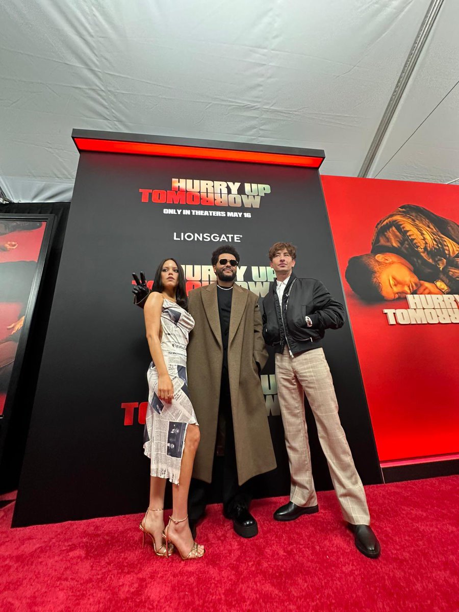 voudegrade's tweet photo. The Weeknd com Jenna Ortega e Barry Keoghan na premiere de #HurryUpdateTomorrow https://t.co/tQ6rTwPQpt