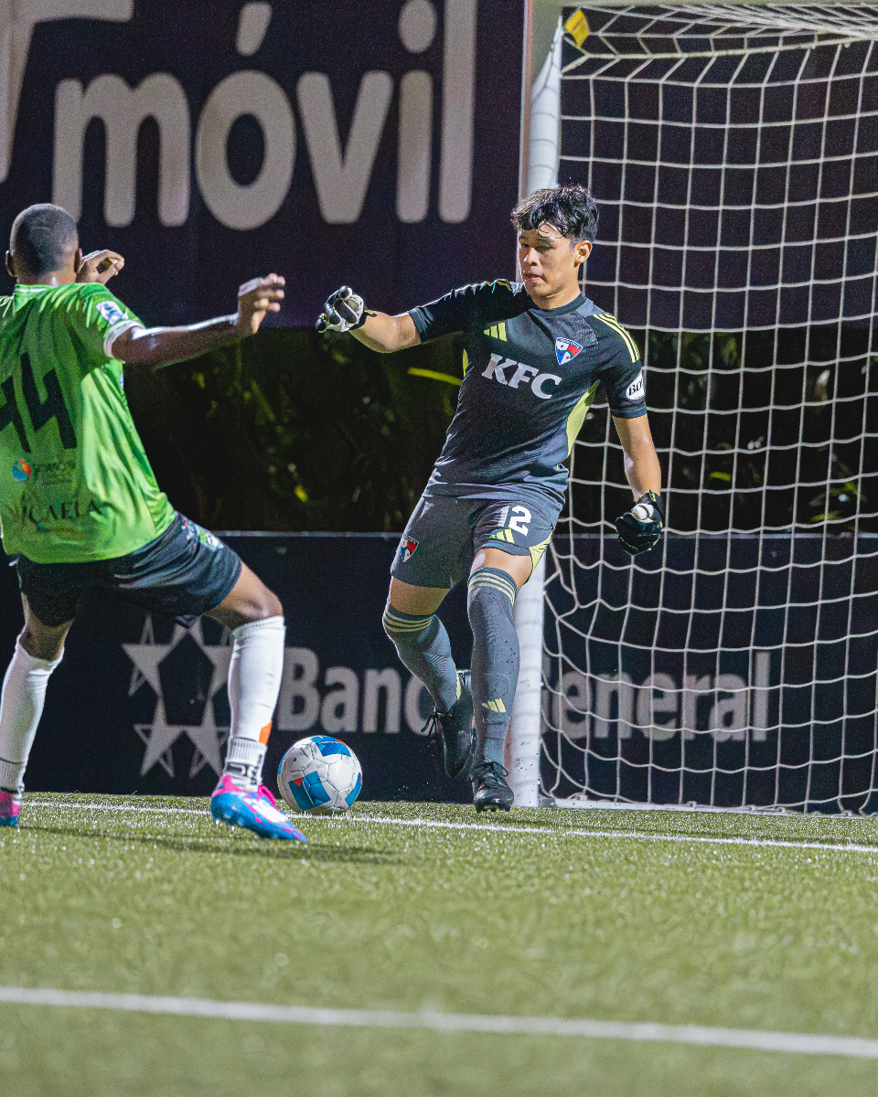 panamacityfc_'s tweet image. 🚨 Debut Alert | @liga_prom
David Bonilla debutó como titular en la jornada 16 ante Academia Costa del Este.
Nuestro portero de la Juvenil se lució en su primer partido con la PROM… ¡atajando un penal incluido! 🧤🔴
#VamosCity