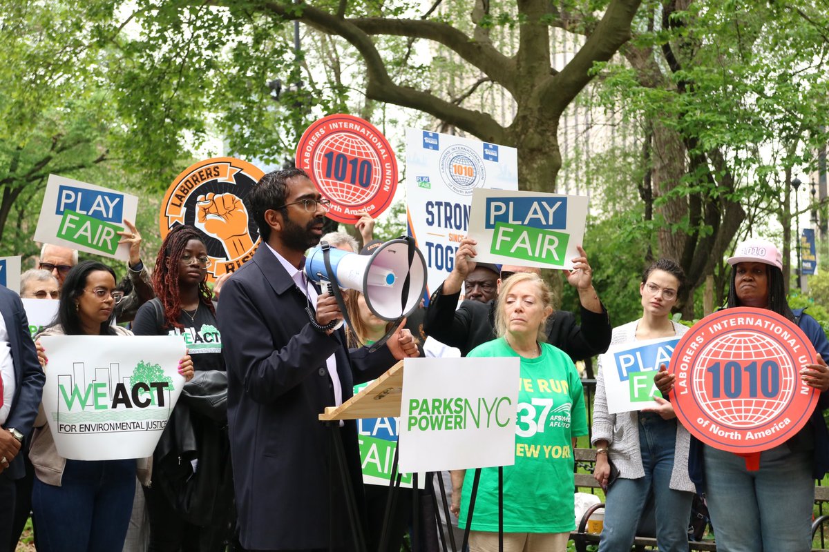 NY4P's tweet image. #ParksPower #NYC, supporting New Yorkers' mental and physical health, creating jobs, and making our city livable and resilient.

Play Fair rallied in City Hall Park this morning to demand full @NYCParks budget restorations and the baselining of critical staffing lines.