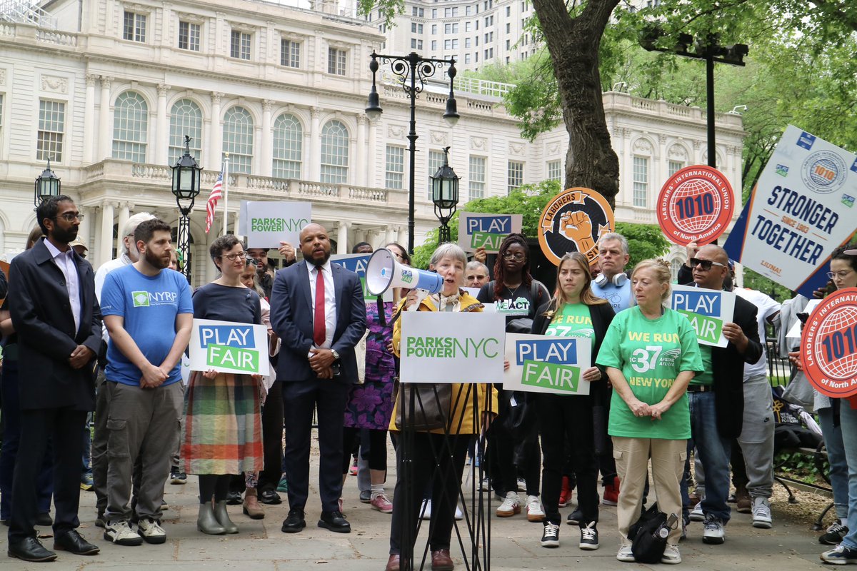 NY4P's tweet image. #ParksPower #NYC, supporting New Yorkers' mental and physical health, creating jobs, and making our city livable and resilient.

Play Fair rallied in City Hall Park this morning to demand full @NYCParks budget restorations and the baselining of critical staffing lines.