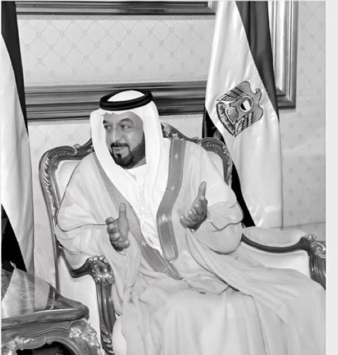 في ذكرى رحيل القائد الإنسان، الشيخ #خليفة_بن_زايد نستحضر مواقفه النبيلة وقلبه الكبير الذي احتوى شعبه وأمّته. لم يكن حاكمًا فحسب، بل كان أبًا وأخًا وسندًا للجميع. رحم الله الشيخ خليفة وجعل إرثه في العطاء باقياً فينا ما حيينا.