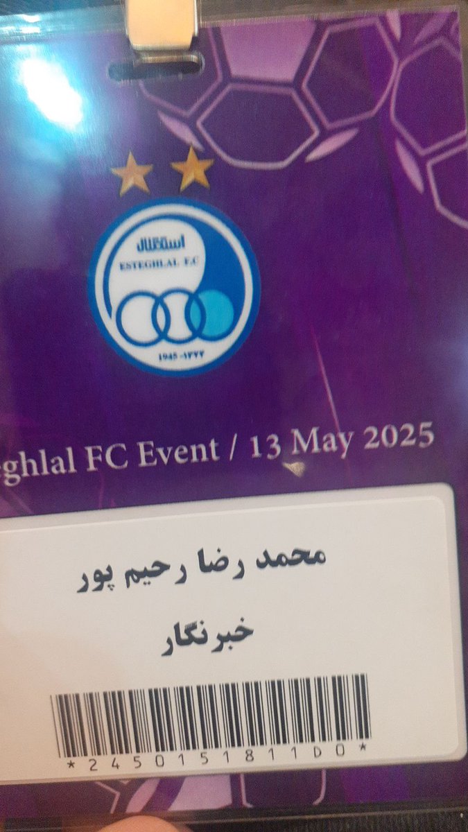 ghsnmsmsmsms's tweet photo. #اختصاصی 
در حالی که رسانه ها اعلام کرده بودند جباری به همراه چند بازیکن استقلال به کرونا مبتلا شدند، او امشب در مراسم باشگاه بدون ماسک حضور پیدا کرد، با تمام حاضرین دست داد و حتی با برخی روبوسی هم کرد!
به نظر می‌رسد خبر کرونا یک حربه رسانه برای بازی ندادن به بازیکنان اصلی باشد https://t.co/Mf8H4W1IZZ