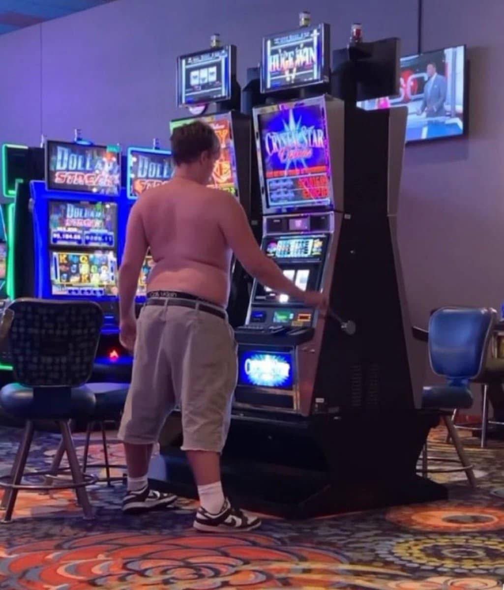 itz_makiii's tweet image. Me at 2am trying to flip my $15 to $15k this playoffs season