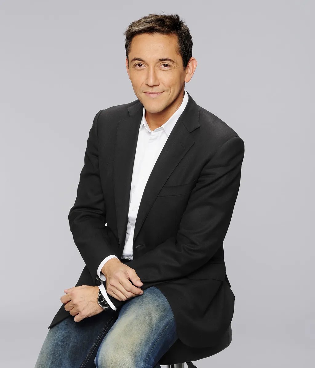 Se llama Javier Ruiz Pérez, el pasado jueves, en un ejercicio de matonismo, nos señaló a varios tuiteros desde su programa en TVE acusándonos de difundir discursos de odio por criticar la inmigración sin control. 

Pues bien, hoy ha calificado a Bertrand Ndongo como “especie