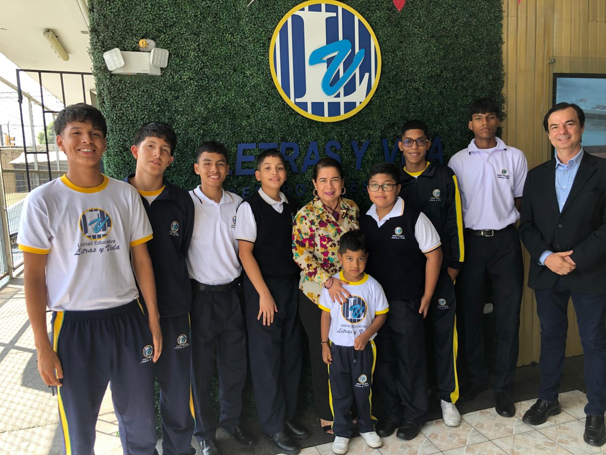 Escuela Formativa de Basketball Club Sport Emelec (@cse_basketball) on Twitter photo 🏀 El deporte cambia vidas 💙
Hoy celebramos un nuevo paso en nuestro compromiso con el futuro de los jóvenes. Gracias al apoyo de la Unidad Educativa <a href="/letrasyvidaec/">Letras y Vida</a>, jóvenes deportistas cuentan con una beca que les abrirá las puertas a nuevas oportunidades.
<a href="/Jorgeguzman_ofi/">Jorge Guzman</a> 🏀 El deporte cambia vidas 💙
Hoy celebramos un nuevo paso en nuestro compromiso con el futuro de los jóvenes. Gracias al apoyo de la Unidad Educativa <a href="/letrasyvidaec/">Letras y Vida</a>, jóvenes deportistas cuentan con una beca que les abrirá las puertas a nuevas oportunidades.
<a href="/Jorgeguzman_ofi/">Jorge Guzman</a>