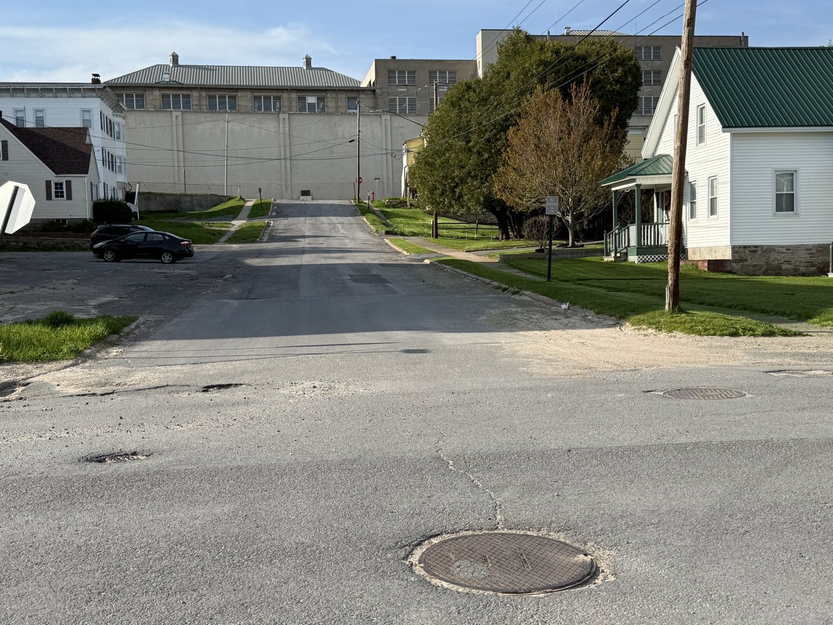 One of the most famous manhole covers in history or the most famous?  I’m back - 10 years later. <a href="/SPECNews1CNY/">Spectrum News 1 CNY/S.Tier</a> #PrisonBreakNY