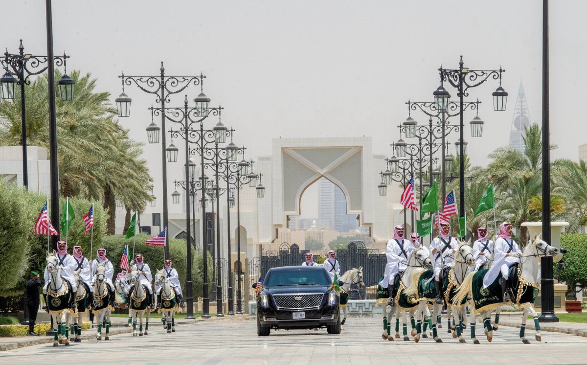 Sugar1_10's tweet image. أينما حل .. كتب التاريخ وصنع السلام وعم الفخر 
#محمد_بن_سلمان