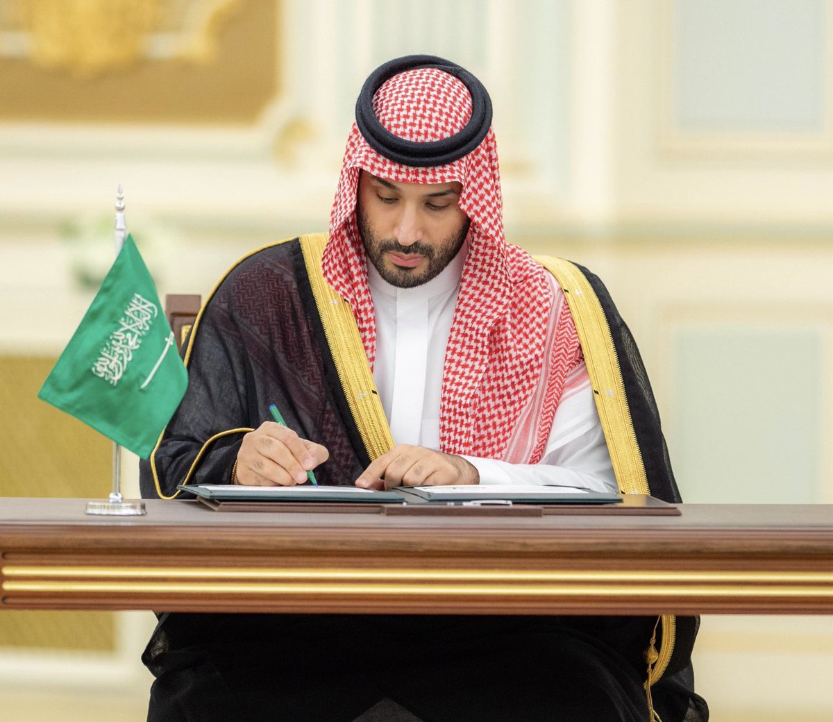 Sugar1_10's tweet image. أينما حل .. كتب التاريخ وصنع السلام وعم الفخر 
#محمد_بن_سلمان