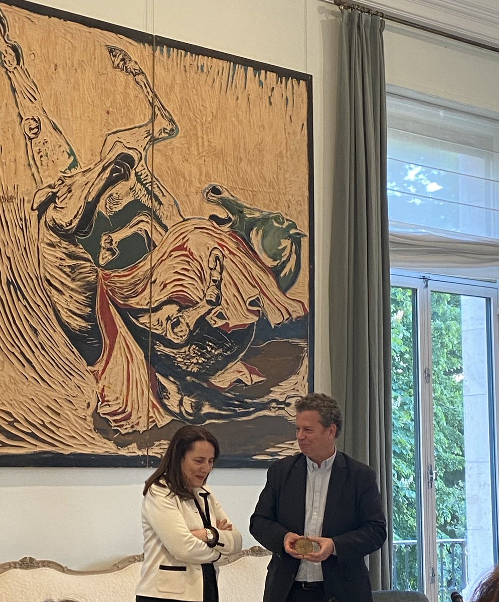 Antonio Álvarez-Ossorio (@aalvarezossorio) on Twitter photo Conmovido y muy honrado con la entrega de la medalla de la Casa de Velázquez por parte de su directora, Nancy Berthier. Ha sido un placer compartir estos años de impulso al <a href="/Madrid_IAS/">MIAS - Madrid Institute for Advanced Study</a>, centro mixto en humanidades y ciencias sociales de la <a href="/UAM_Madrid/">UAM Autónoma Madrid</a> y la <a href="/casadevelazquez/">Casa de Velázquez</a> Conmovido y muy honrado con la entrega de la medalla de la Casa de Velázquez por parte de su directora, Nancy Berthier. Ha sido un placer compartir estos años de impulso al <a href="/Madrid_IAS/">MIAS - Madrid Institute for Advanced Study</a>, centro mixto en humanidades y ciencias sociales de la <a href="/UAM_Madrid/">UAM Autónoma Madrid</a> y la <a href="/casadevelazquez/">Casa de Velázquez</a>