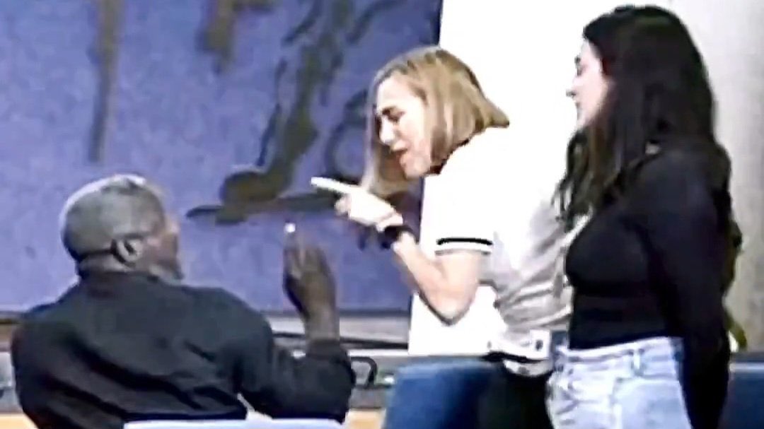 Y siempre son feas y mal olientes…🤢🤮