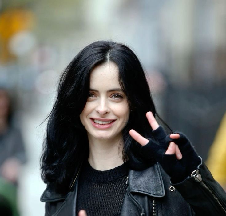 🗨|"É tão bom estar de volta, retornando para Jessica depois de três temporadas e 'Os Defensore', e agora me juntando ao MCU. Estou muito animada para trazer de volta essa personagem icônica,