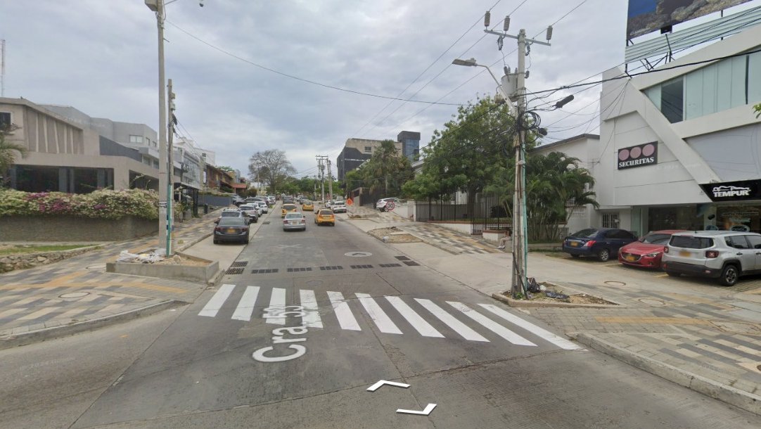 rramos86's tweet photo. Barranquilla debe ser la única ciudad del mundo que le quita espacio a los peatones para construir parqueaderos gratuitos para los carros. 

Es la reinversión de la pirámide invertida de la movilidad.

Antes/Después Cra. 53: https://t.co/QqOmqGqDdn