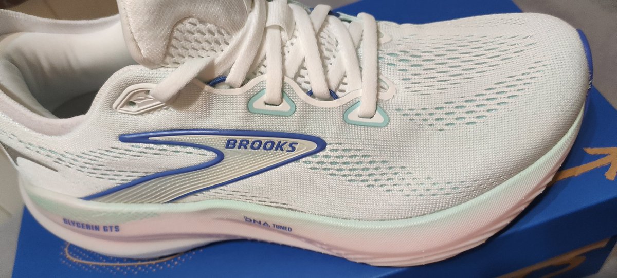 Ohhhh, perfect😍👌🏻.
Mis nuevas compañeras de aventuras✨😍💛🖤💛🖤

#Brooks #GlycerinGTS #runninggirl #runningmotivation #Glycerin22 <a href="/brooksrunning/">Brooks Running 💙</a>