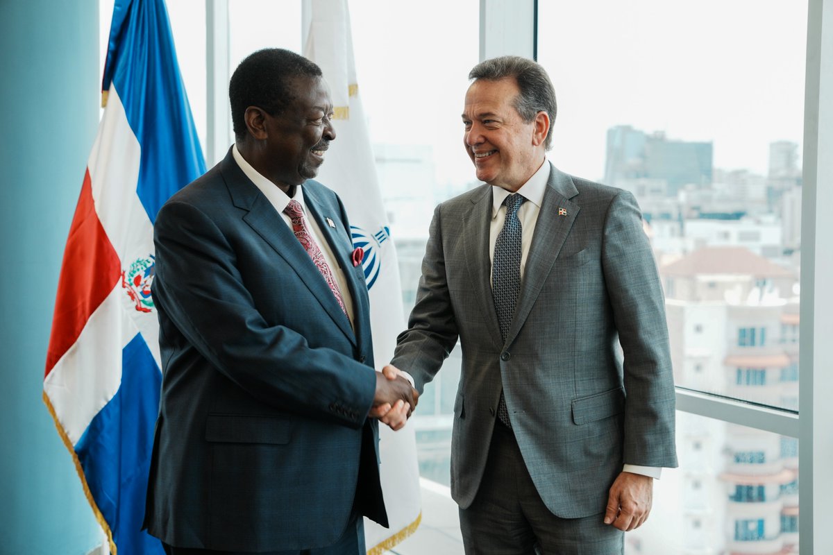itobisono's tweet photo. Recibimos en el @MIC_RD al canciller y primer secretario del Gabinete de la República de Kenia🇰🇪, @MusaliaMudavadi, quien encabeza una  delegación oficial que visita nuestro país. Conversamos sobre el fortalecimiento de las relaciones comerciales entre ambos países, así como las oportunidades de inversión de Kenia en República Dominicana, aprovechando los acuerdos EPA y DR-CAFTA.