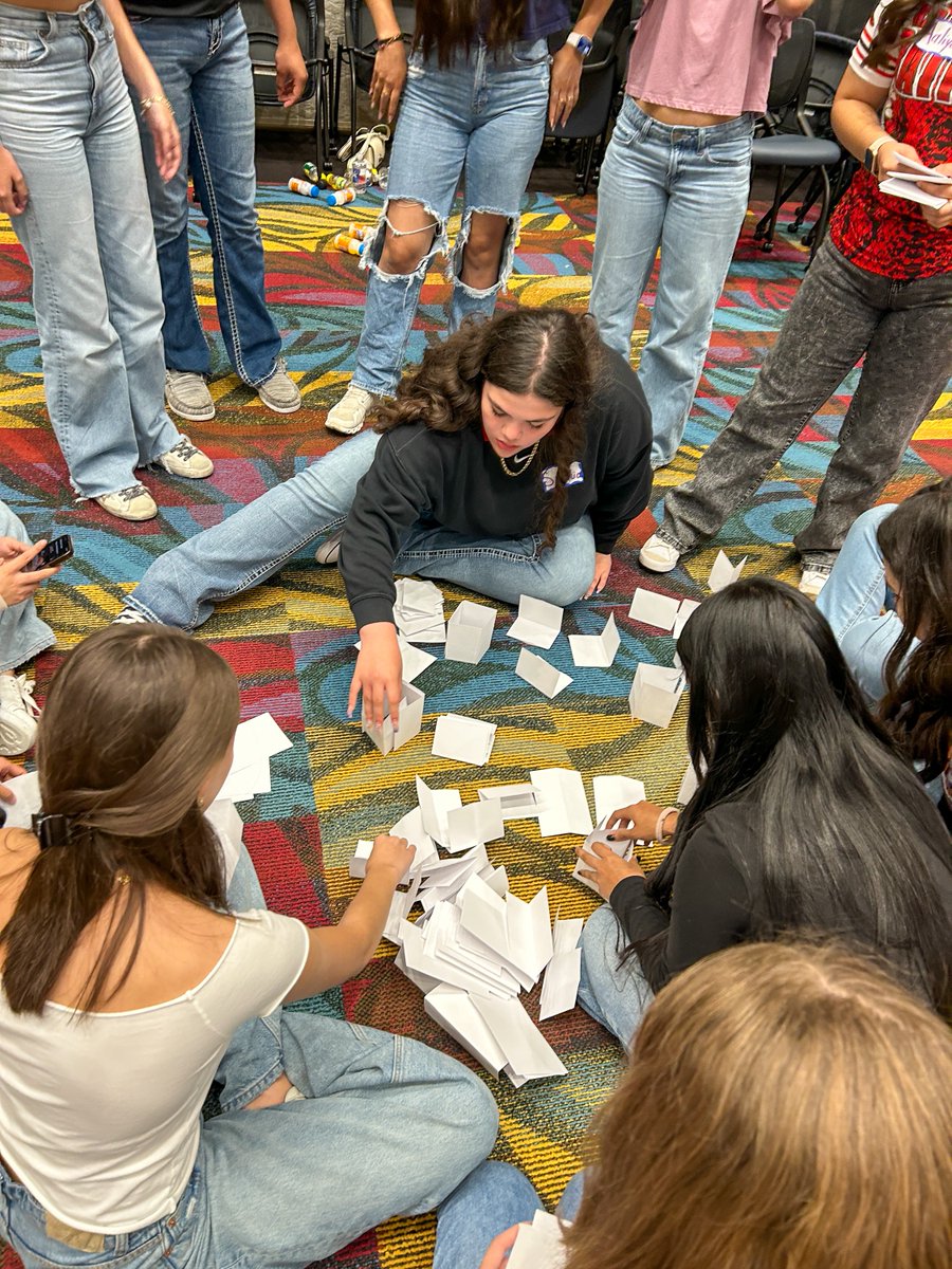 Leadership isn’t about getting it right every time. We're helping our 10th grade cohort learn, grow and tackle challenges together.

At a @seeds_training leadership workshop, students built teamwork skills and learned to turn mistakes into opportunities. #GEARUPWorks
