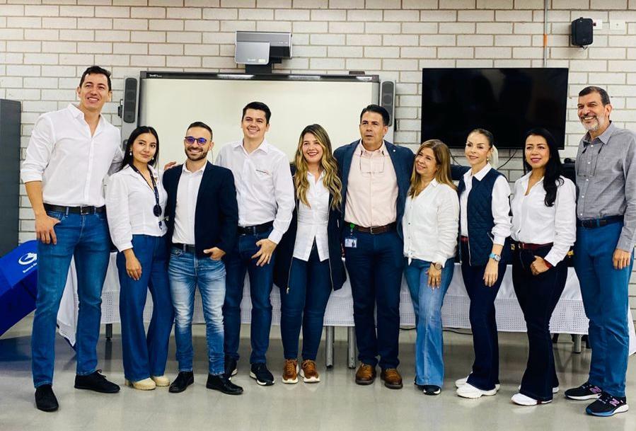 Desde Medellín seguimos celebrando 1 año de nuestro Programa de Educación Financiera, con el cual más de 13.000 estudiantes y 300 docentes han sido impactados en 146 municipios colombianos 📚. Junto a <a href="/VisaColombia/">Visa Colombia</a> y la <a href="/URosario/">URosario</a> seguimos promoviendo inclusión y transformación.