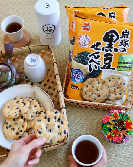 日本高血圧学会では毎月17日を #減塩の日 とし日常生活における減塩意識を促進しています。
「塩っけがないと美味しくない」という方にお試しいただきたいのが『#黒豆せんべい』。塩分相当量1枚当たり0.06g!!噛むほどに #日本のお米100％の生地と黒豆の旨みが味わえ ＃美味しい笑顔 があふれます😀