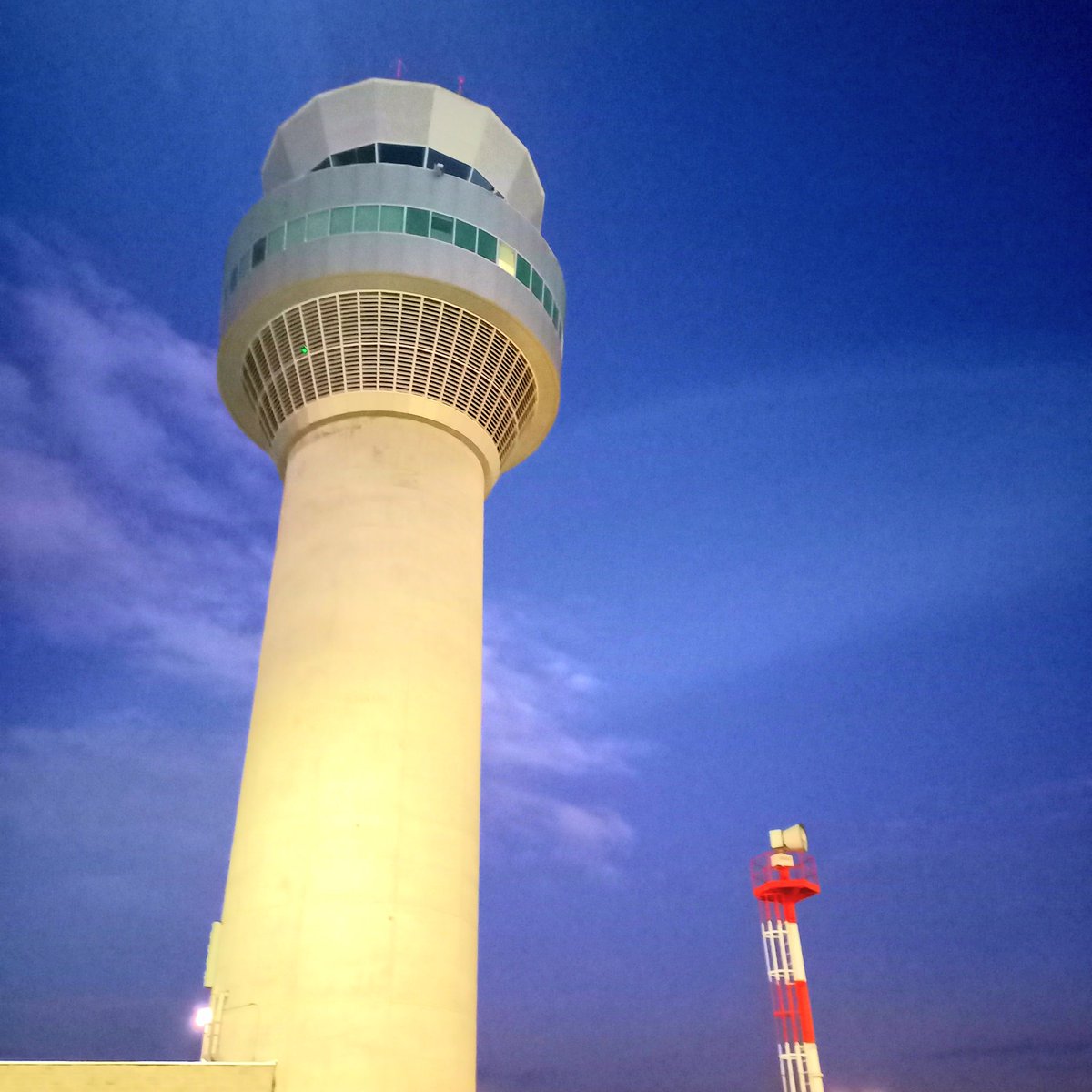 LA TORRE DE CONTROL

Si la función de la torre en el aeropuerto es:

Seguridad
Organización
Información .

Cual es la función de la torre de control de tu vida? 

Quienes deben integrarla?