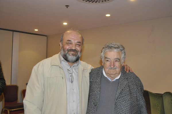 Sırrı'dan sonra Mujica da gitti. 
Geriye şu sözü kaldı kalbime, beynime kazıdığım: "İhtiyacı kadar yaşamak fakirlik değil; özgürlüktür"
Allah rahmet etsin. 
Dünyanın tüm  'sıradan' ve 'devrimci' yaşayanlarının başı sağ olsun.