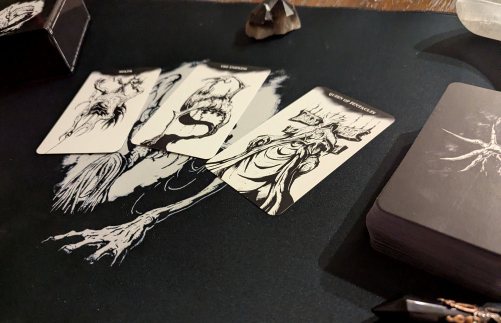 The Kickster for my hand drawn tarot deck is still live! Would greatly appreciate it for all that can take a moment to look, back, or spread the word of my project.  Link is in my bio. 

#tarot #horror #Kickstarter