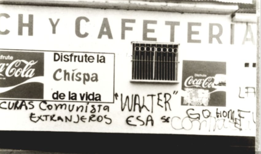 Santa Lucía Cotz., Escuintla 1980.  Pinta contra el sacerdote belga Walter Voordeckers firmada por el "Ejército Secreto Anticomunista", Voordeckers defendía el derecho de los campesinos a reclamar mejoras laborales.  El 12 de mayo de ese año fue asesinado en ese municipio