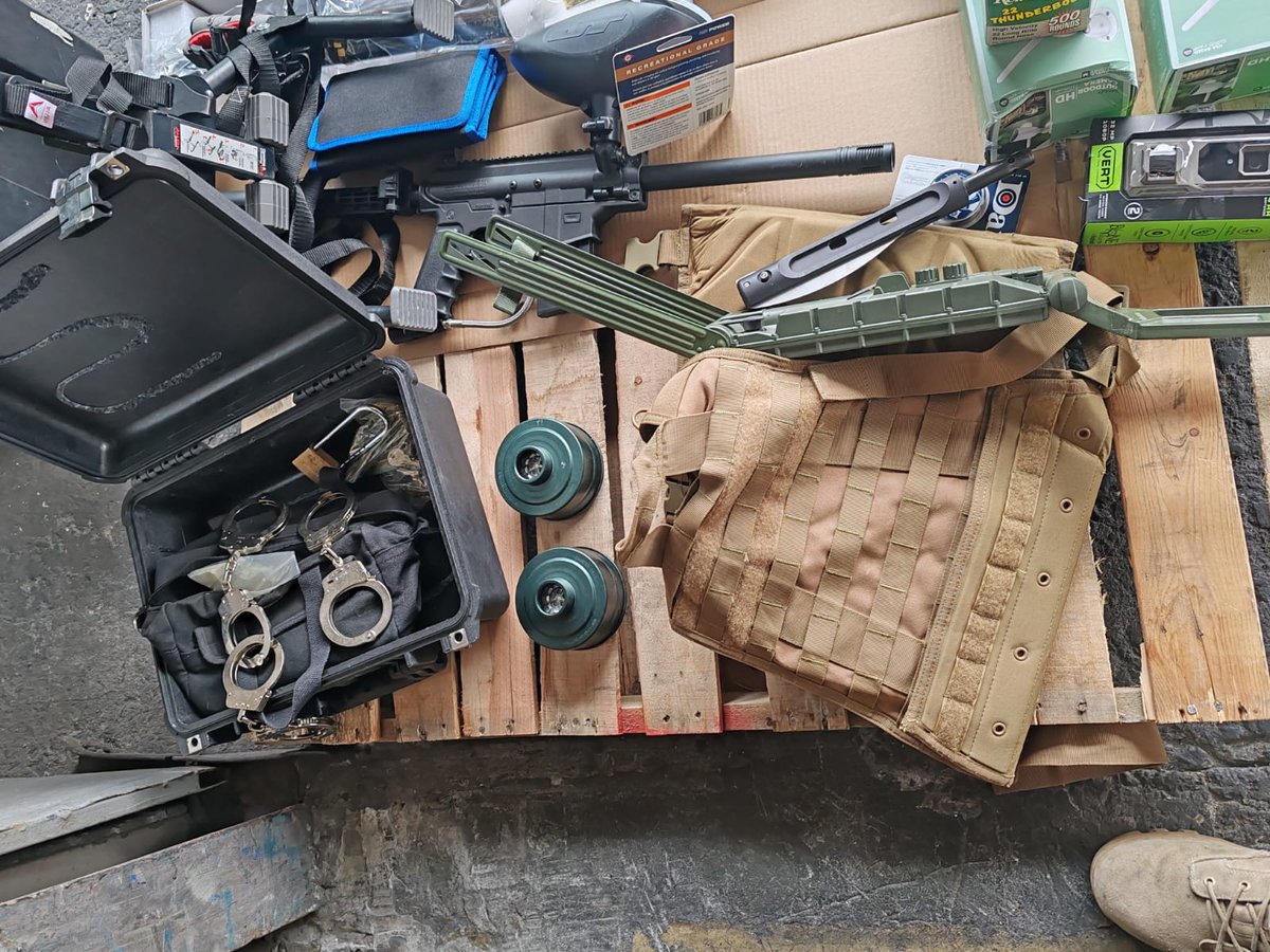 aduanaspanama's tweet image. Aduanas retiene un contenedor de 20 pies que contenía varias armas de pellet y municiones calibre 22, le fue retenida la carga por las autoridades aduaneras ubicadas en el recinto aduanero de la Zona Oriental, al no poder su propietario justificar dicha carga.