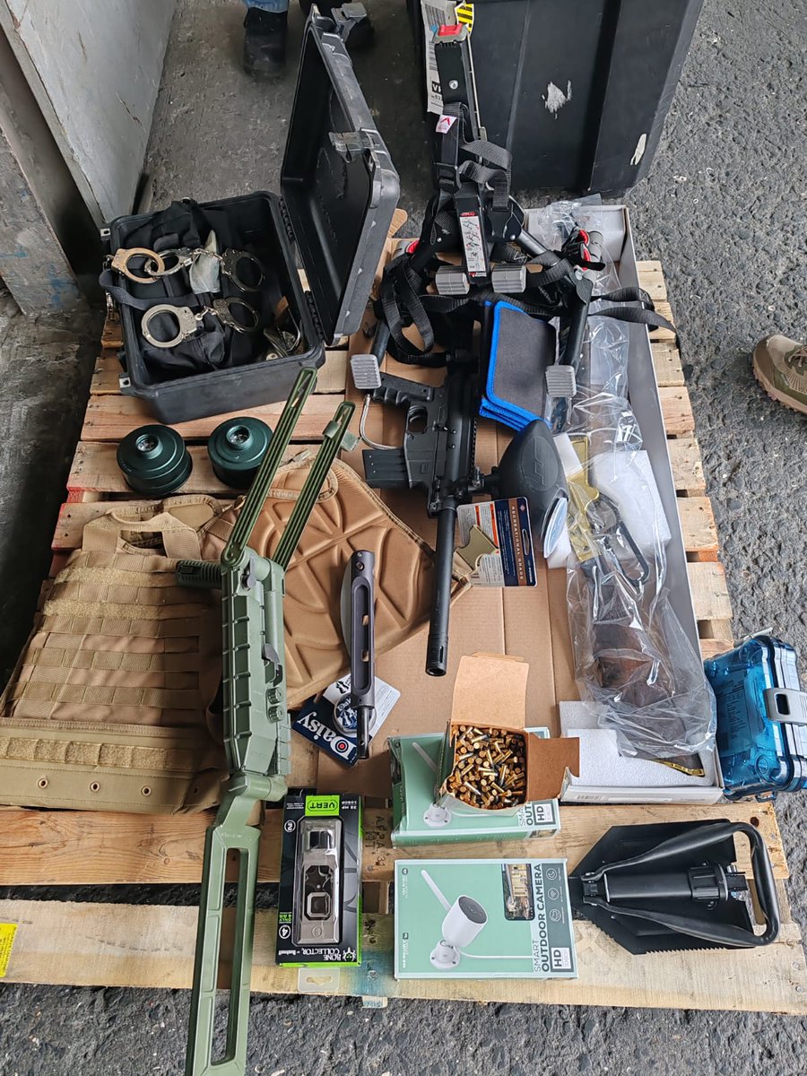 aduanaspanama's tweet image. Aduanas retiene un contenedor de 20 pies que contenía varias armas de pellet y municiones calibre 22, le fue retenida la carga por las autoridades aduaneras ubicadas en el recinto aduanero de la Zona Oriental, al no poder su propietario justificar dicha carga.