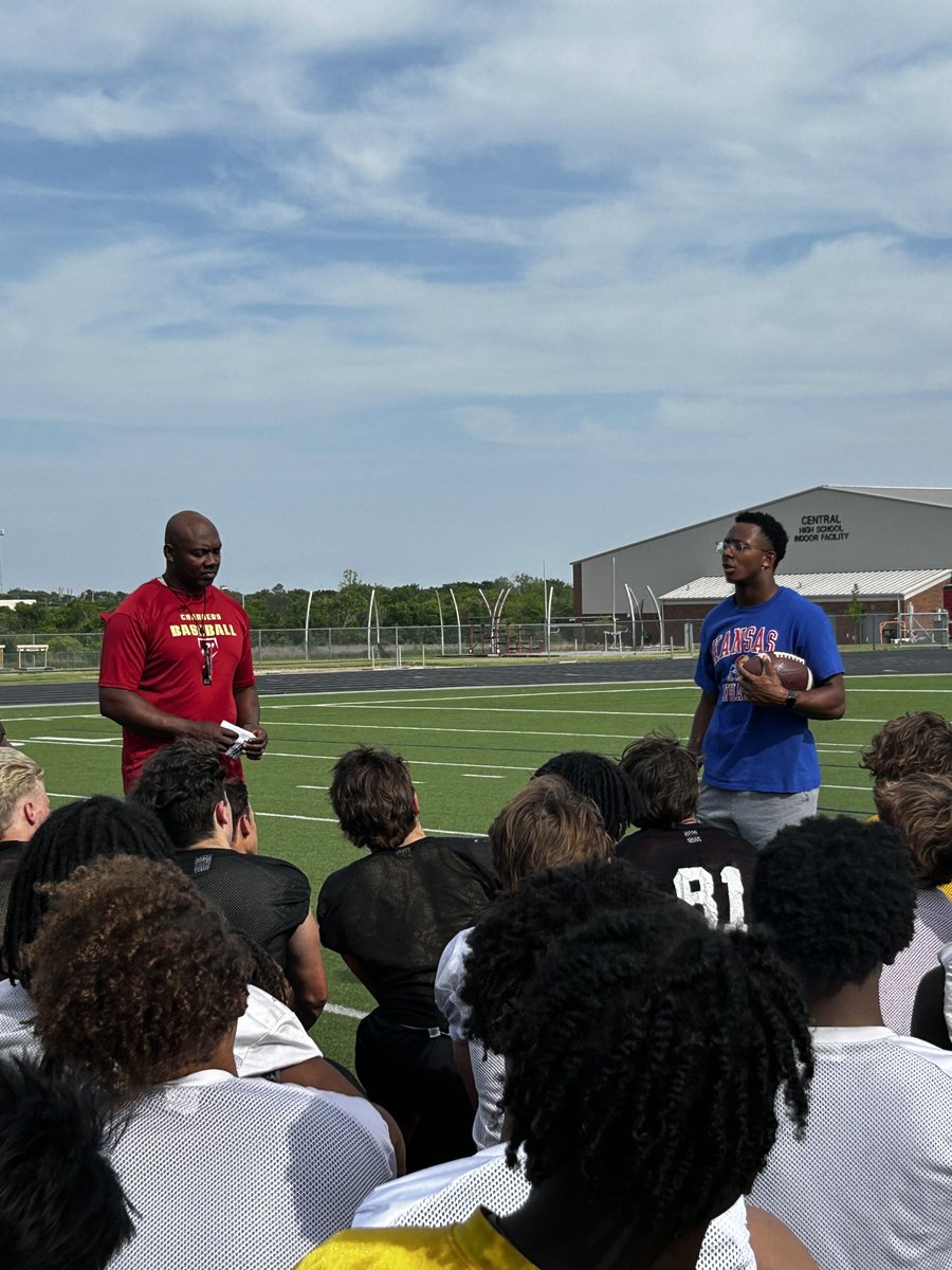 Keller Central Chargers Football (@chschargerfb) on Twitter photo Special S/O to Charger Alum <a href="/djgraham_/">Davon Graham II</a> , current <a href="/KU_Football/">Kansas Football</a> DB, for stopping by and spreading some knowledge about the next level and some motivating words as we wrap up spring ball 2025! ⚡️
#RecruitKellerCentral /// #ChargerAlum Special S/O to Charger Alum <a href="/djgraham_/">Davon Graham II</a> , current <a href="/KU_Football/">Kansas Football</a> DB, for stopping by and spreading some knowledge about the next level and some motivating words as we wrap up spring ball 2025! ⚡️
#RecruitKellerCentral /// #ChargerAlum