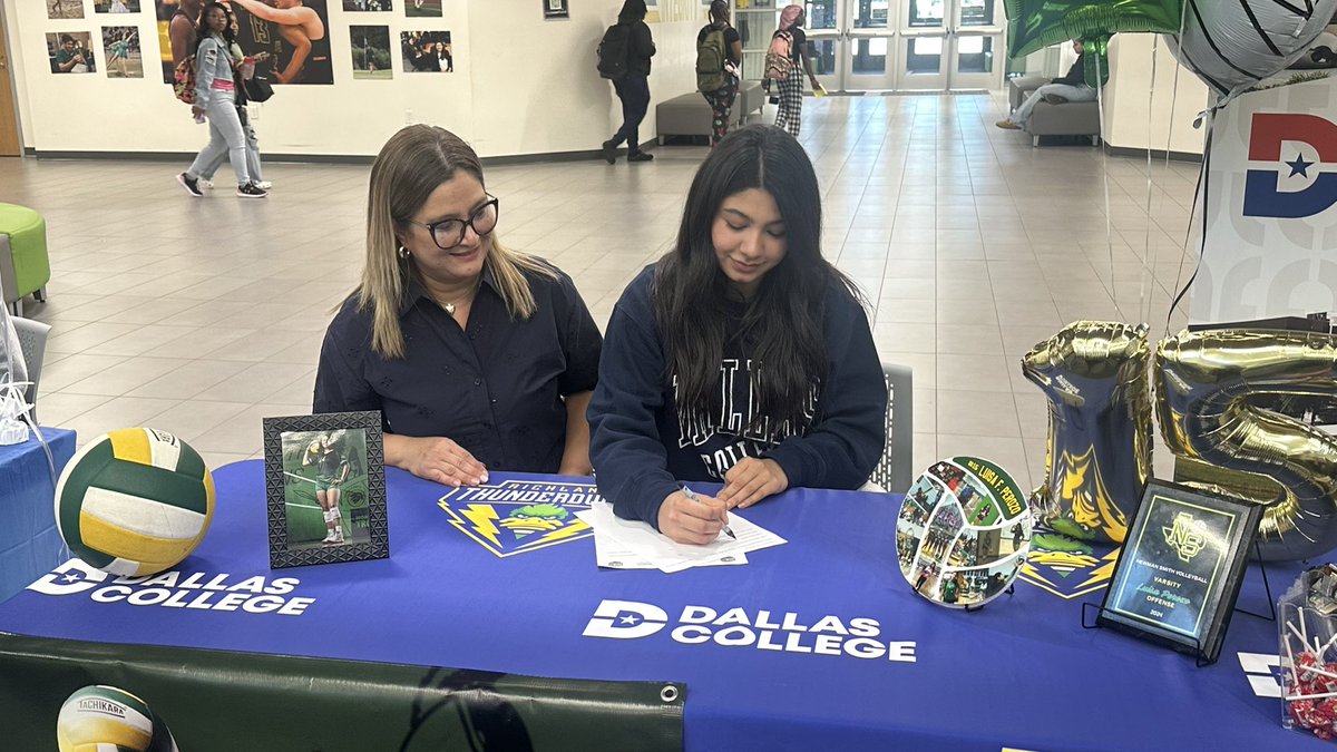 NSHSTrojanVB's tweet image. Congratulations Bianca Baity, Jada Baxter and Louisa Perozo!!! So incredibly proud of these young women and excited about the next chapter in their volleyball careers ✨🏐 We love y’all! 💚💛
@richland.vb @swcc_volleyball_ @collincollege