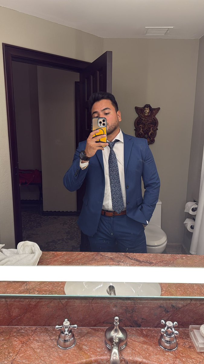 ChrisDV07's tweet photo. La respectiva con traje ☺️ https://t.co/xJxGE8g2vL