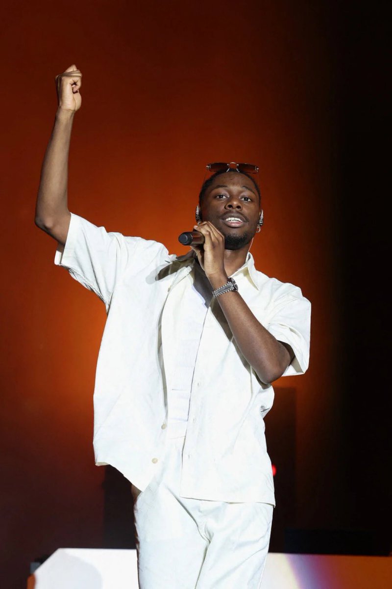 Kulturlesite_'s tweet photo. 🚨 TIAKOLA REMPORTE LA FLAMME DE L’ARTISTE MASCULIN DE L’ANNÉE !! 🔥

DEVANT SDM, WERENOI, GIMS, PLK… https://t.co/KkcIULdVzi