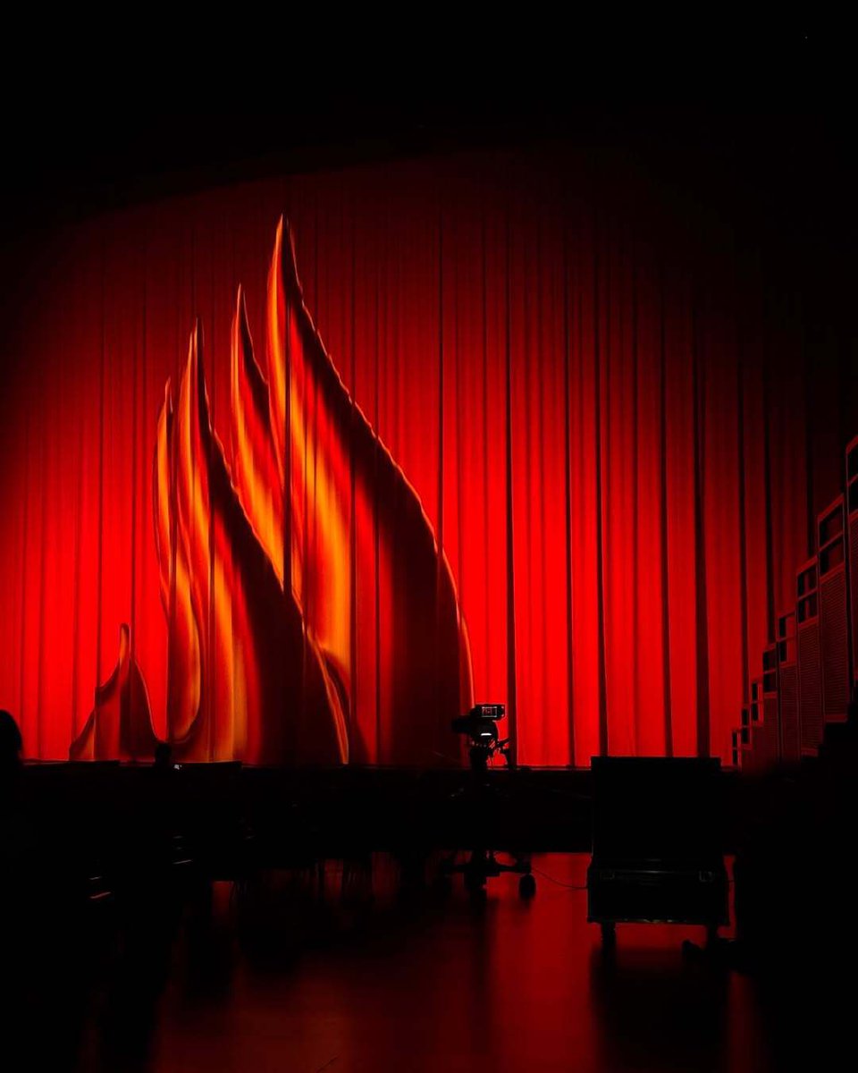 Kulturlesite_'s tweet photo. 🚨 TIAKOLA REMPORTE LA FLAMME DE L’ARTISTE MASCULIN DE L’ANNÉE !! 🔥

DEVANT SDM, WERENOI, GIMS, PLK… https://t.co/KkcIULdVzi