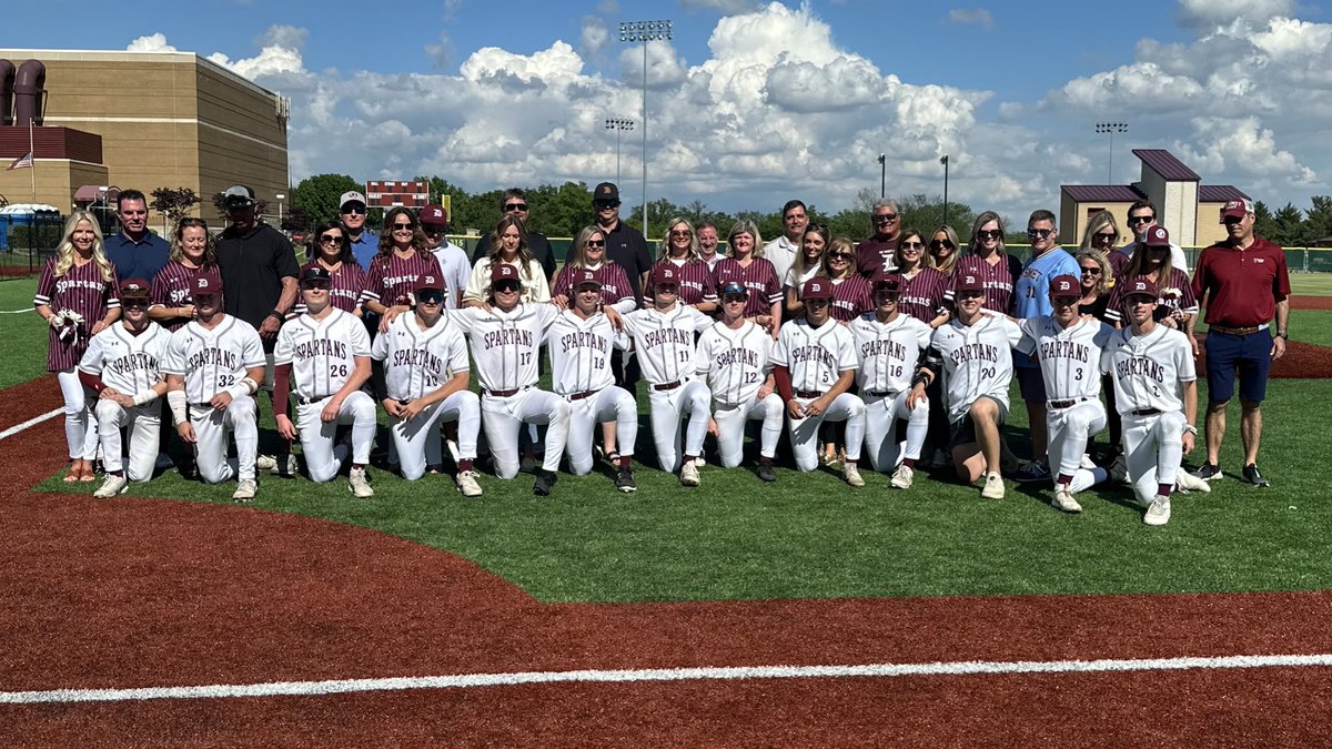 Beautiful night to celebrate our <a href="/DeSmetBaseball/">De Smet Baseball</a> Seniors &amp; Families.  #ThankYouSeniors for 4 great years and #ThankYou Parents for the sacrifice &amp; commitment to your sons and our Community #AMDG