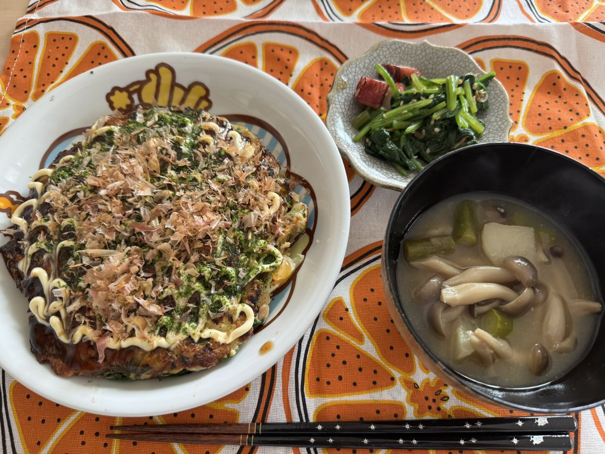 お好み焼き
しめじとアスパラも蕪の味噌汁
タコぶつとほうれん草のお浸し
#朝ごはん　#毎日　#おうちごはん