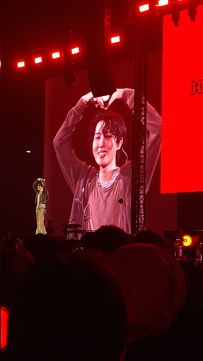 shietzalways's tweet photo. Masih belum move on 😭 obatnya harus ketemu lagi ini mah .. 
#HOPE_ON_THE_STAGE_TOUR_JAKARTA #jhope #army https://t.co/KIZOHr5oDX