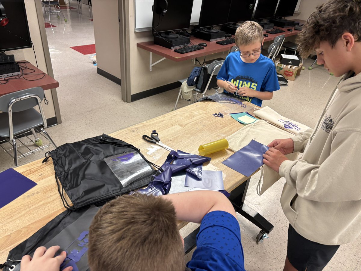 Last esports session of the season! Pizza, games and some vinyl work! Students were able to create a bag with logos and pictures that summarized the esports season. Thank you everyone for the support! Until next season - GLHF <a href="/JoinGenEsports/">Generation Esports</a> <a href="/MSELesports/">Middle School Esports League</a> <a href="/DragonActivity/">Pittsburg Dragon Activities</a>