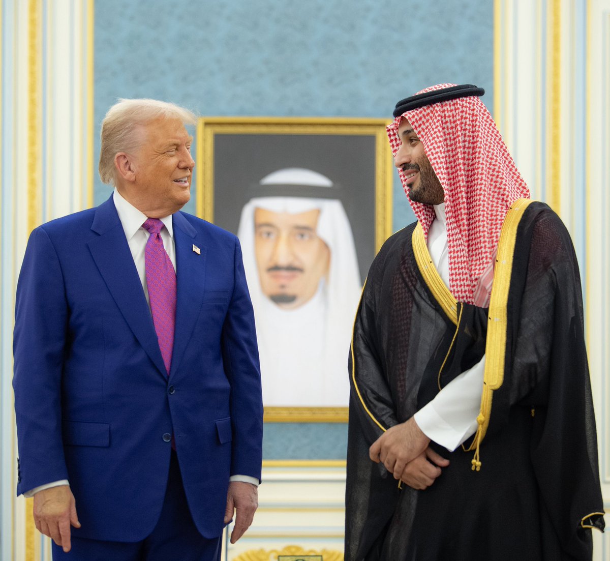 2nd_Ageel's tweet image. (أبا سلمانَ) يا فخرَ الأنامِ
نثَرتَ البِشْرَ في أرض الشَّآمِ
ففاح الياسمينُ من الكفوف
وشَعَّ النورُ من عزم الهُمامِ
فأنت السيفُ إن حَمِيَتْ خُطوبُ
وأنت العدلُ في يوم الخِصامِ
حمى الرحمنُ دربكَ كل يومٍ
وزادكَ من سَناهُ على الدوامِ
#عقيل_كريم
#رمز_العرب…