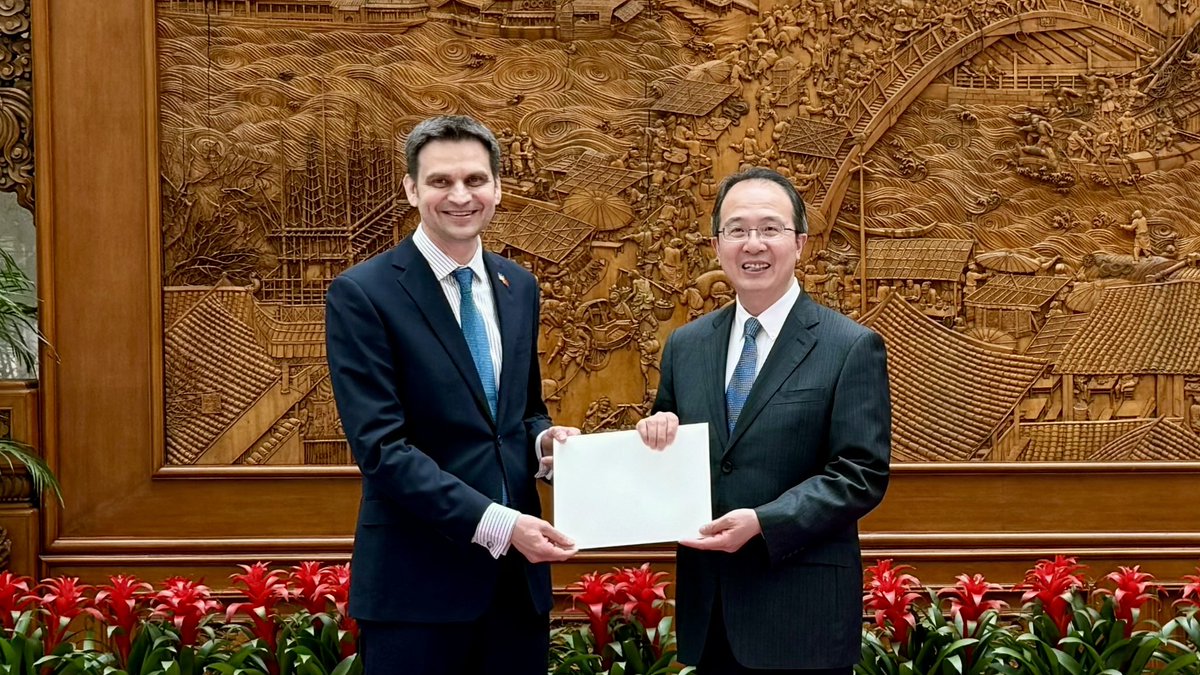 🇺🇦🇨🇳 Feel honoured to present a copy of my Credentials. Grateful to Mr Hong Lei, Assistant Minister of Foreign Affairs of China, for the warm welcome and engaging conversation. 
#Ukraine #China #Partnership